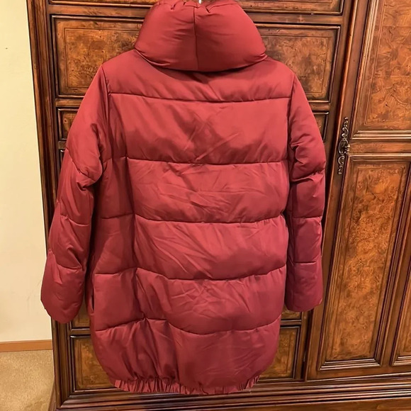 NWOT Universal Standard woman’s maroon puffer coat - Picture 9 of 13
